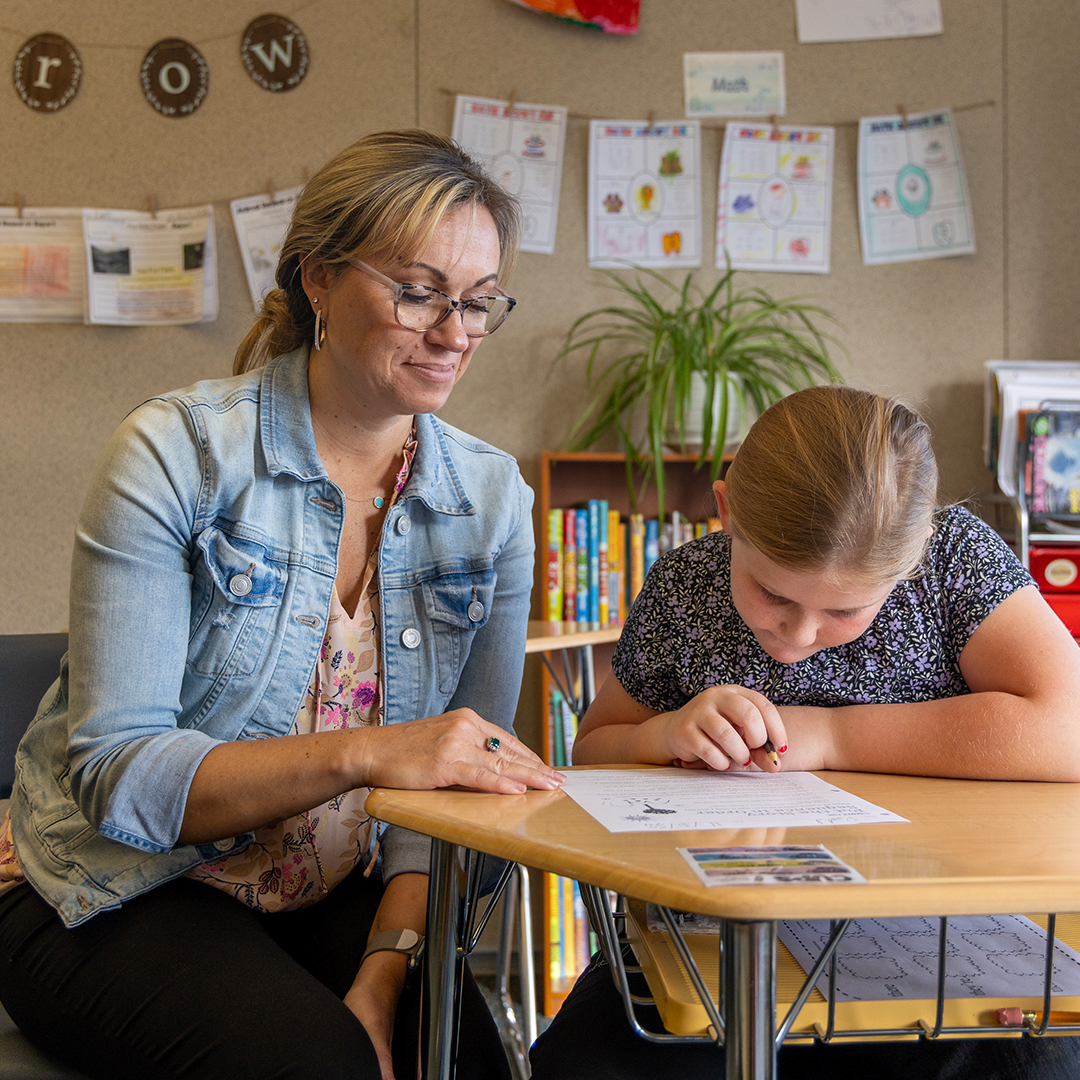 teacher-helping-student-in-classroom